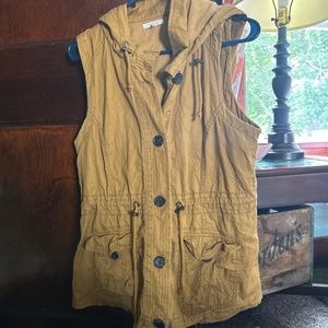 Sleeveless Jacket w/hood